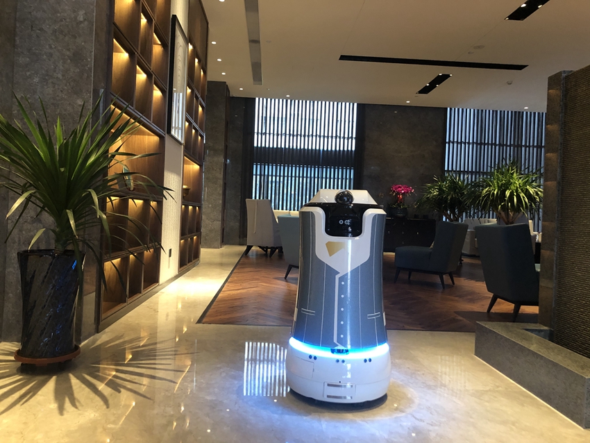 大同花鹿酒店引入机器人智能服务生