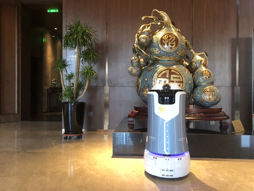 大同花鹿酒店引入机器人智能服务生