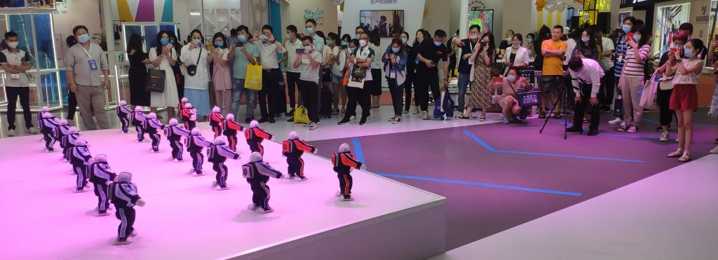 穿上学生装的机器人成为校园展最靓的仔