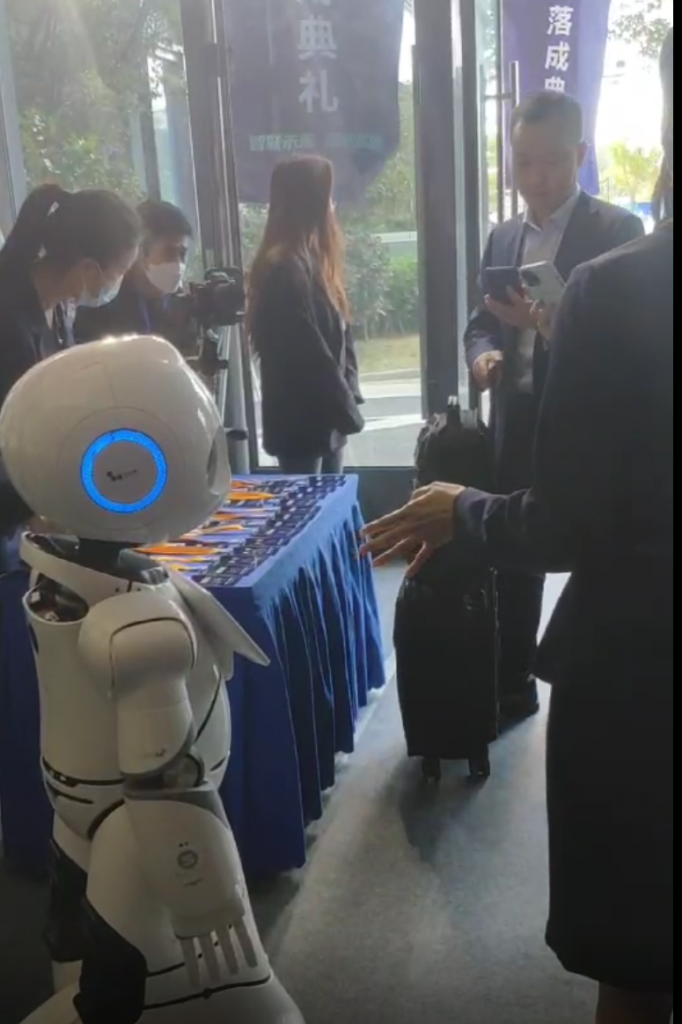 蜂巢能源子公司章鱼博士上海公司落成典礼迎宾机器人互动签到