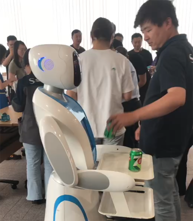 机器人服务于赛峰苏州飞机发动机公司数字周活动