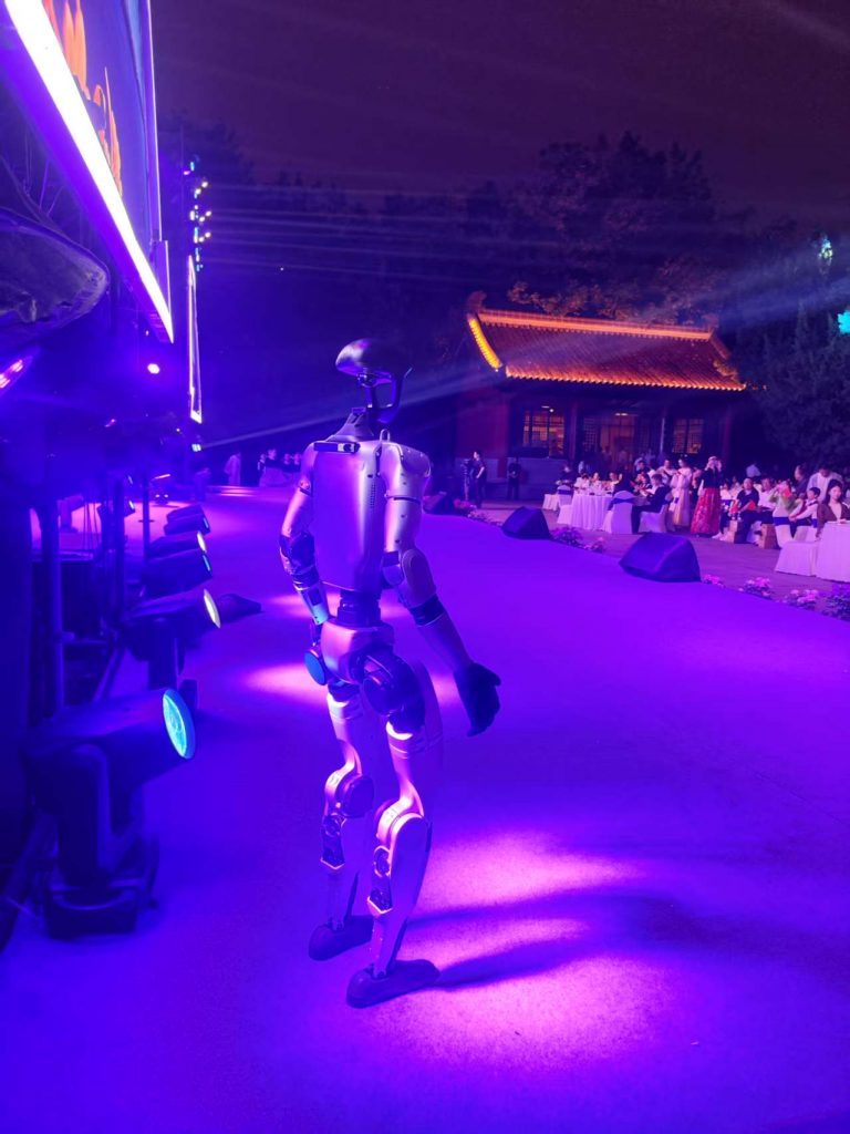 智能机器人“合合”参加庐州月家国共团圆2025合肥中秋诗歌晚会
